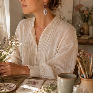 Botanish & Romantisch, folk oorbellen met enamel bladeren