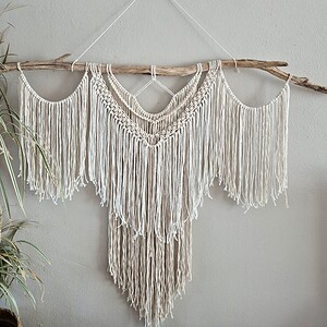 Crème kleurige macrame wandhanger.