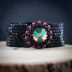 Donker & Dramatisch, handgemaakte armband met Swarovski kristal