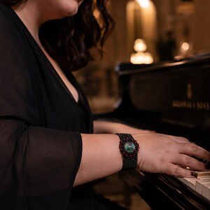 Donker & Dramatisch, handgemaakte armband met Swarovski kristal