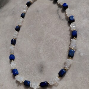 Female Power: ketting met lapis lazuli en maansteen