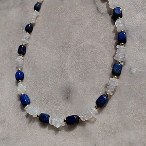 Female Power: ketting met lapis lazuli en maansteen