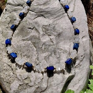 Female Power: ketting met lapis lazuli en maansteen