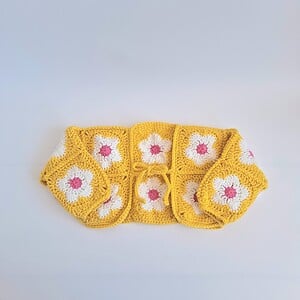 Gehaakt baby vestje | Bolero geel met wit en roze bloemen