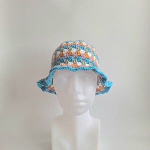 Gehaakte bucket hat | Oranje, lila, turquoise, sagegroen en wit