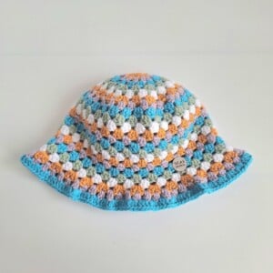 Gehaakte bucket hat | Oranje, lila, turquoise, sagegroen en wit