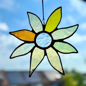 Gele transparante glasen bloem | handgemaakt glas-in-lood | Tiffany | raamdecoratie