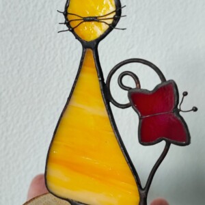 Gemberkleurige kat met houten standaard | Glas-in-lood | Handgemaakt | Tiffany technique