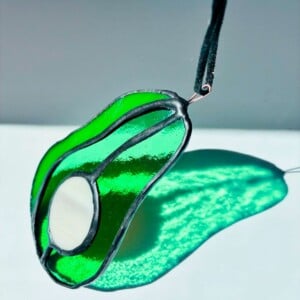 Glas-in-lood avocado | Handgemaakte raamhanger | Tiffany-techniek | Suncatcher | Glas-in-lood