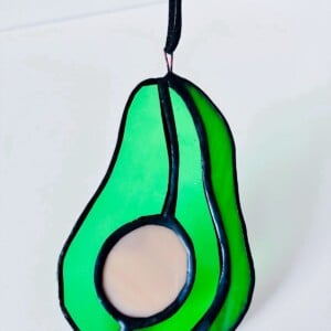 Glas-in-lood avocado | Handgemaakte raamhanger | Tiffany-techniek | Suncatcher | Glas-in-lood