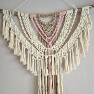 Grote macrame wandhanger,crème, beige roze.