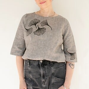 Hand Bedrukte Blouse, Grijs Linnen, Maat 38, Zwarte Ginkgo Bladeren Opdruk