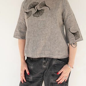 Hand Bedrukte Blouse, Grijs Linnen, Maat 38, Zwarte Ginkgo Bladeren Opdruk