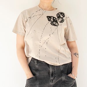 Hand Bedrukt T-Shirt, Beige Katoen, Zwarte Vlindervleugels en Verfspetters, Streetwear Casual