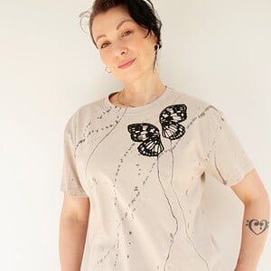 Hand Bedrukt T-Shirt, Beige Katoen, Zwarte Vlindervleugels en Verfspetters, Streetwear Casual