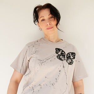 Hand Bedrukt T-Shirt, Grijs-Beige Katoen, Zwarte Vlindervleugels en Verfspetters, Streetwear Casual