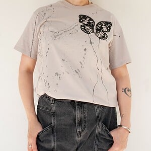 Hand Bedrukt T-Shirt, Grijs-Beige Katoen, Zwarte Vlindervleugels en Verfspetters, Streetwear Casual