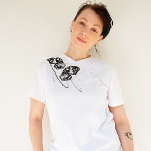 Hand Bedrukt T-Shirt, Wit Katoen met Zwarte Vlindervleugels en Verfspetters, Streetwear Casual, unisex