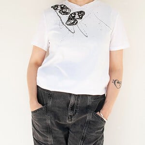 Hand Bedrukt T-Shirt, Wit Katoen met Zwarte Vlindervleugels en Verfspetters, Streetwear Casual, unisex