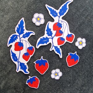 Hand getekende Sticker set, Aardbeien, Blaadjes en Bloemen, Blauw Rood