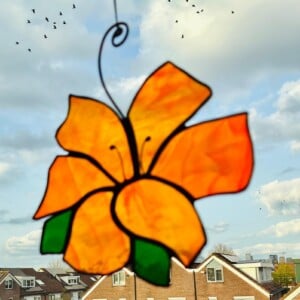 Handgemaakte lelie zonnevanger | raamhanger | Tiffany-techniek | glas-in-lood | woondecoratie, bloem