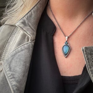 Handgemaakte zilveren hanger met Blauwe Chalcedoon ✨💙