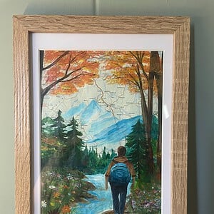 Handgeschilderd kunstwerk op kaart – Into the Forest – landschap met wandelaar, ingelijst (23 x 33 cm)