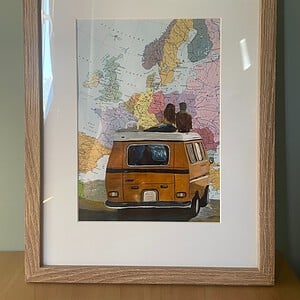 Handgeschilderd kunstwerk op kaart – On the Road – unieke roadtrip scene, ingelijst (33 x 43 cm)