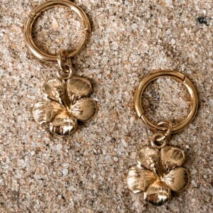 Hibiscus oorbellen goud