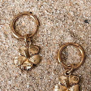 Hibiscus oorbellen goud