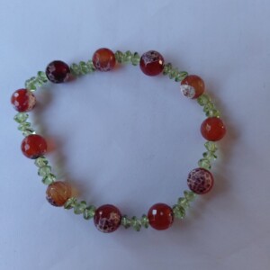 Honeymeadow: armband met vuuragaat en olivijn