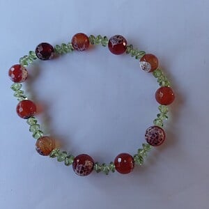 Honey and Grass: armband met vuuragaat en olivijn