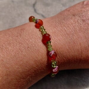 Honeymeadow: armband met vuuragaat en olivijn