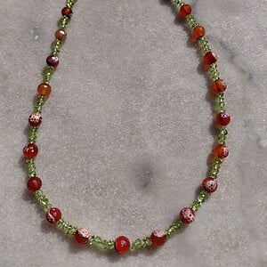 Honey and Grass: ketting van vuuragaat en olivijn