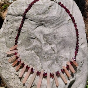 Evening Sun: ketting met roze bergkristal staafjes en granaatdruppels