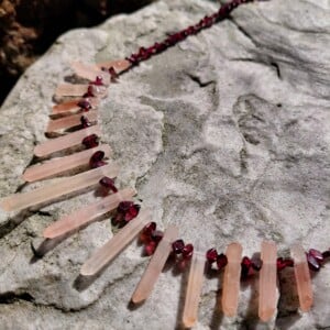 Evening Sun: ketting met roze bergkristal staafjes en granaatdruppels