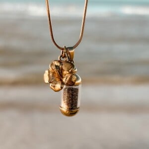 Laguna Beach Pendant Hibiscus Goud