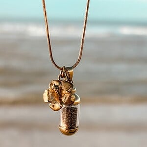 Laguna Beach Pendant Hibiscus Goud