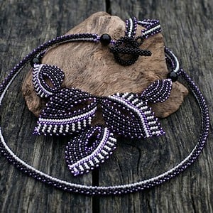 Handgemaakte Miyuki kralenketting met bladeren – zwart, wit en paars | Statement ketting