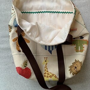 Leuke tote bag van een vrolijk borduurwerk