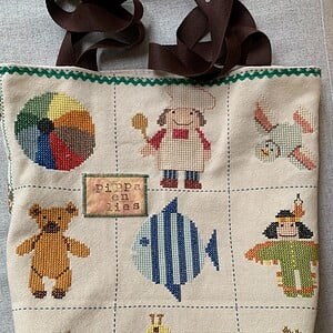 Leuke tote bag van een vrolijk borduurwerk