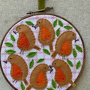 Leuke wandhanger met 6 roodborstjes