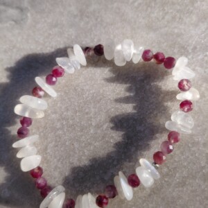 Magnolia: armband met paarse toermalijn en maansteen