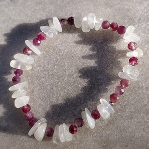 Magnolia: armband met paarse toermalijn en maansteen