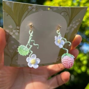 Micro gehaakte aardbei oorbellen met bloemen en blaadjes