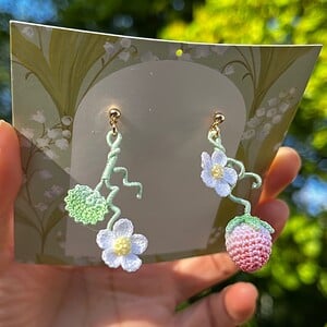 Micro gehaakte aardbei oorbellen met bloemen en blaadjes