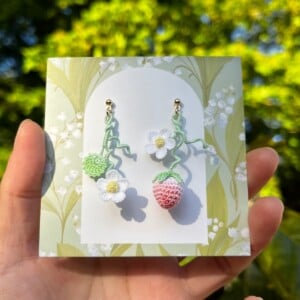 Micro gehaakte aardbei oorbellen met bloemen en blaadjes