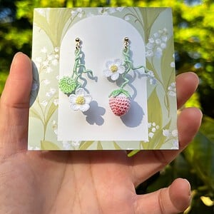 Micro gehaakte aardbei oorbellen met bloemen en blaadjes