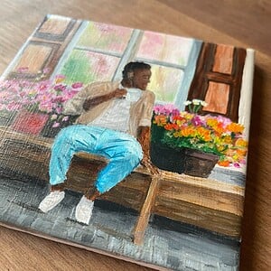 Ochtendkoffie bij het raam — handgeschilderd kunsttegeltje | 10 × 10 cm
