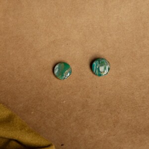 Oorbellen | faux agate green studs